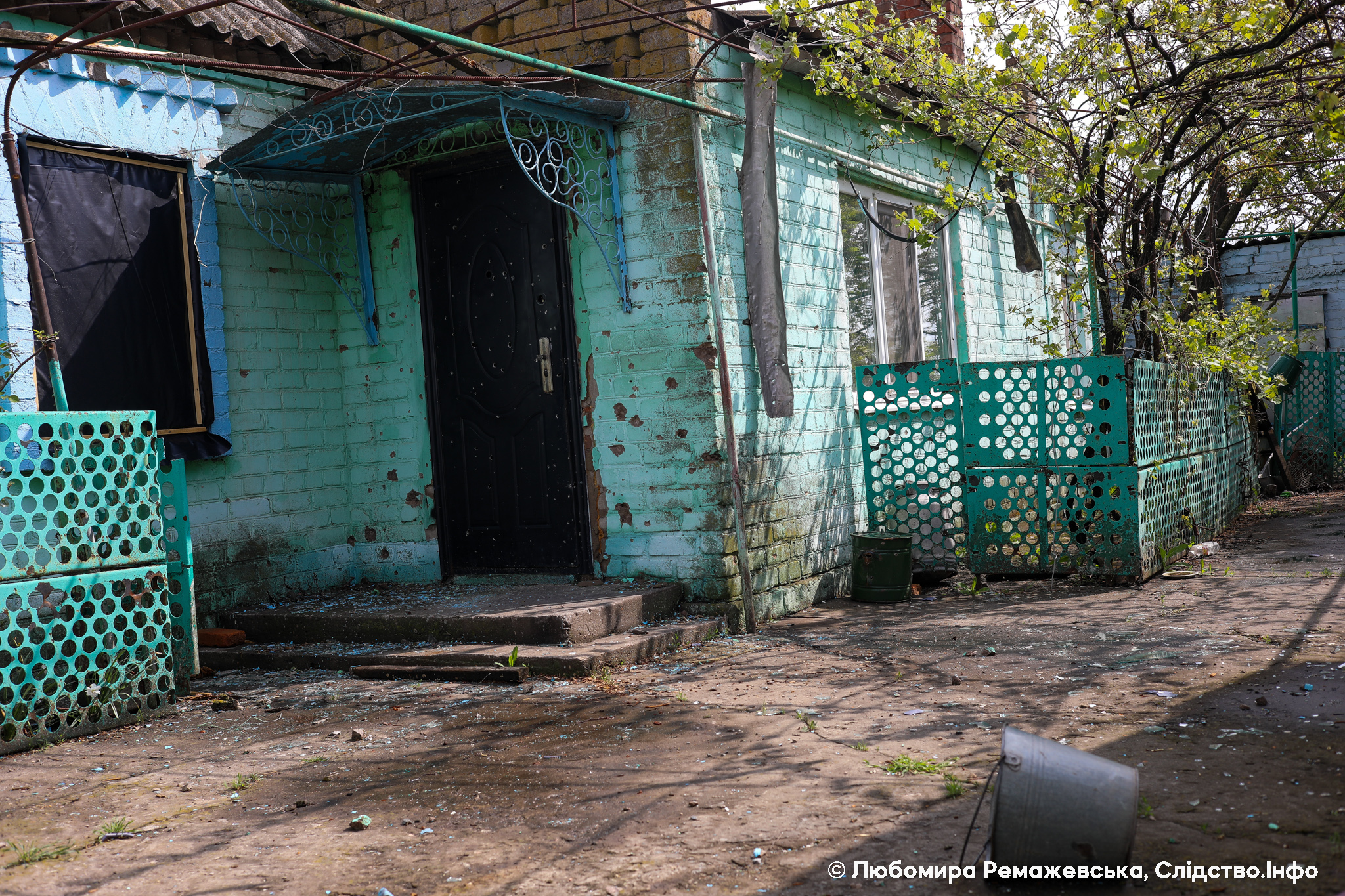 Сліди від російських снарядів на будинку у Великій Костромці на Дніпропетровщині