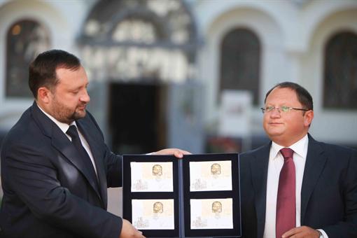 Арбузов і Кривенко представляють один з їхніх проектів - випуск марки.