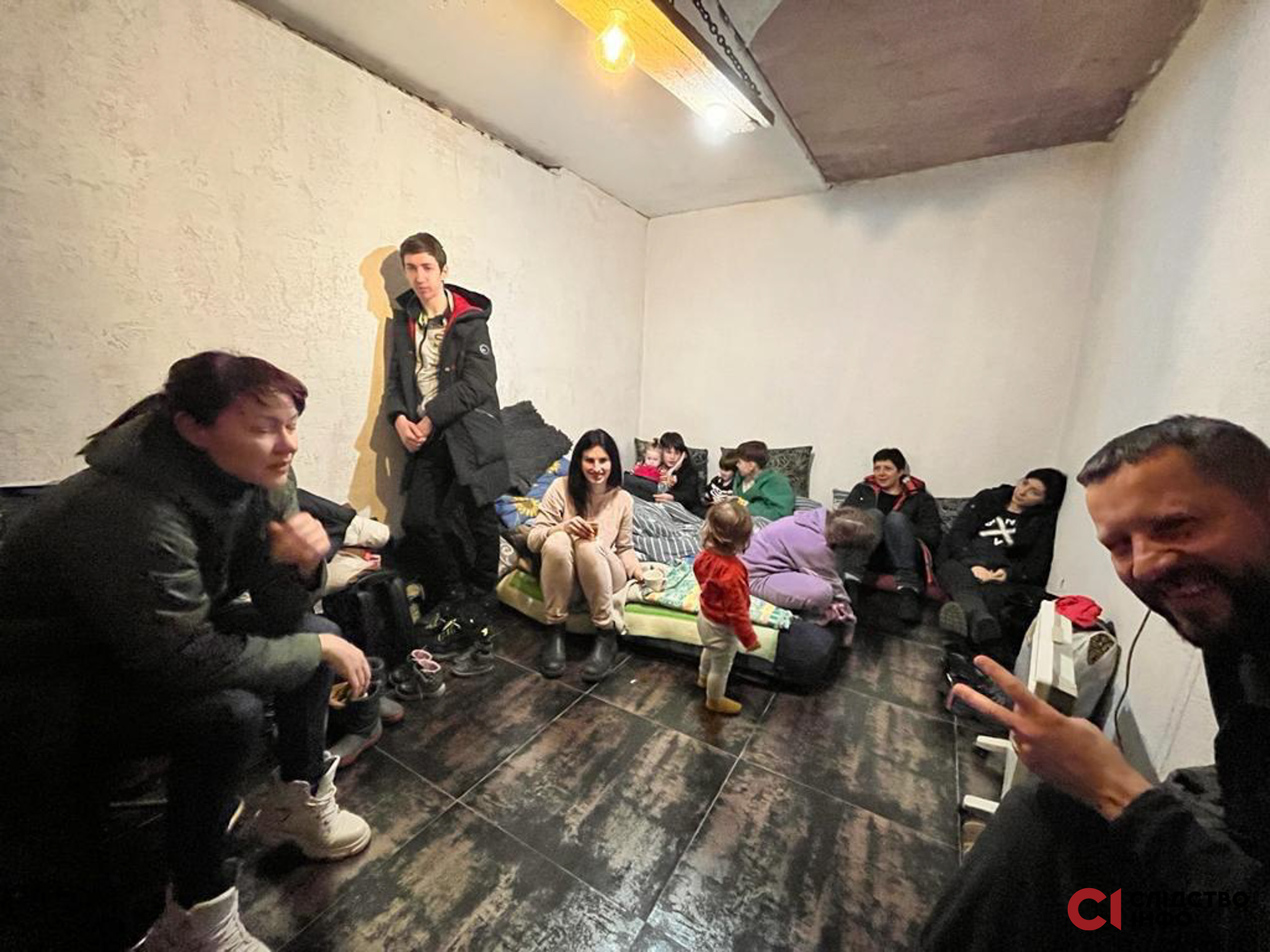 Фото дітей, які були змушені переховуватись від обстрілів у маленькій кімнаті / фото надані Лізою