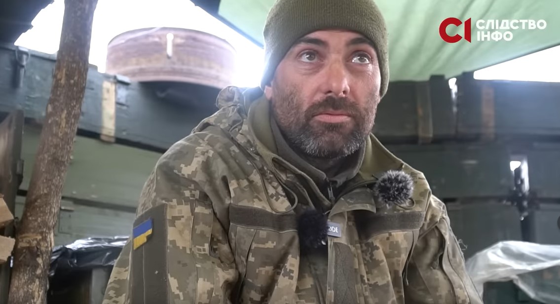 На фото український військовий сидить у блендажі
