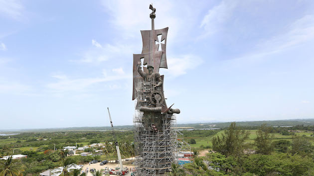 'Birth of New World' sculpture by Російський артист Zurab Tsereteli 'Birth of New World' sculpture by Russian artist Zurab Tsereteli, Arecibo, Puerto Rico - 14 Jun 2016 Виїжджають у за 6,500 tons a towering Janeiro's Christ the Redeemer - 'Birth of a New World', керуючи російським артистом Зурабом Tsereteli, нестримно встигає сучасний день colossus, був іщерічний, що був представлений в світі в Arecibo, Puerto Rico. Створений як пам'ятник до марки 500-го року Christopher Columbus' expedition to Americas, soculture буде been три роки в production. Факти і фігури про бік нового світу: 268ft залізничного, 6,500 tons, 2,500 pieces of bronze and steel manufactured in Russia, 110,000+ man hours to assemble with process in the start of in Arecibo, Puerto Rico Різні фонди, включаючи oldest continuously operating foundry in the world which datas from the 18th century and the reign of Catherine the Great. Sculpture has more than 25 years from conception to completion (Rex Features via AP Images)