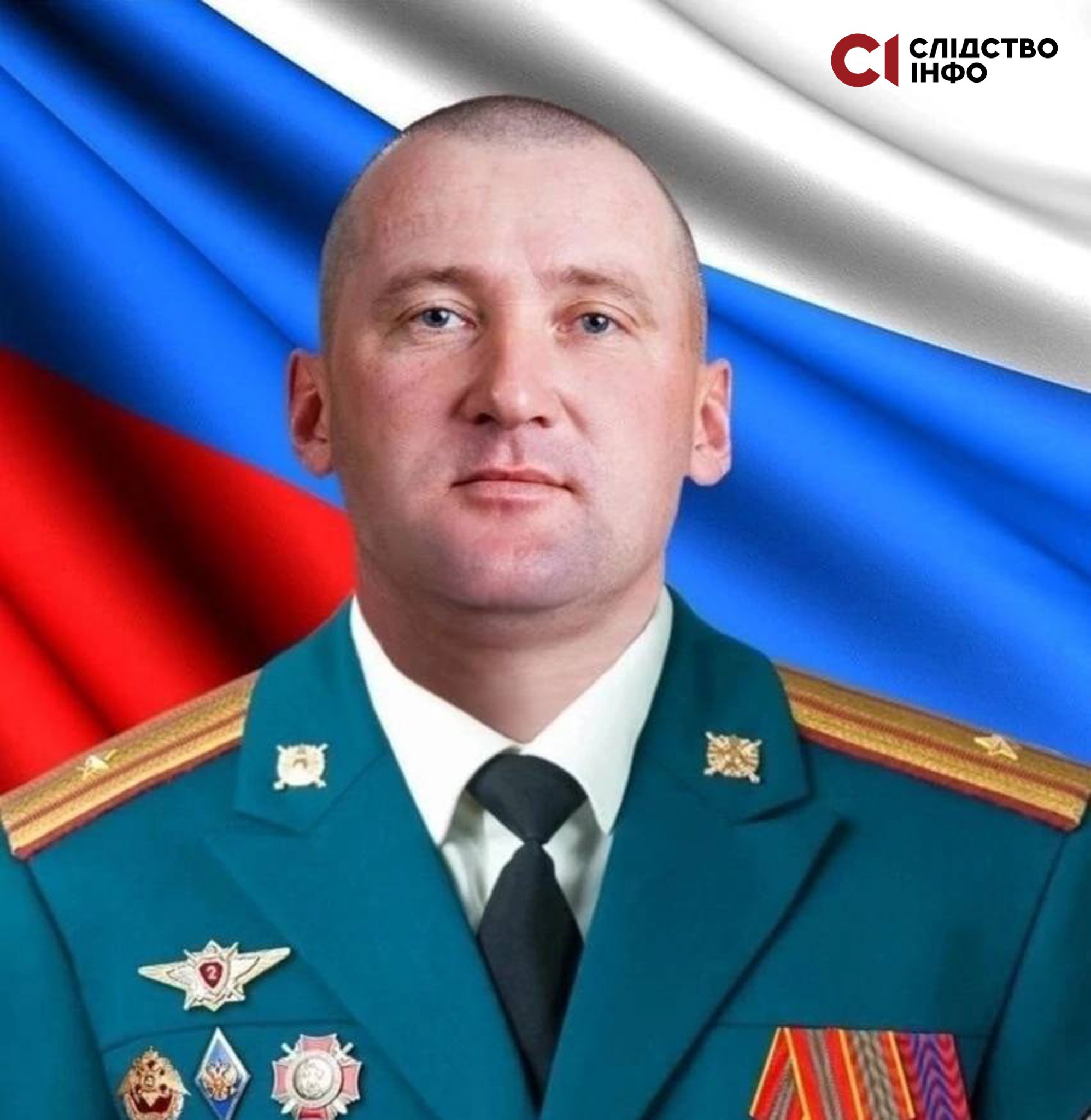 На фото російський окупант у формі на тлі прапора РФ