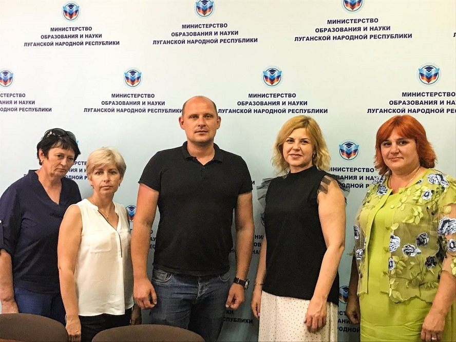 Керівник відділу освіти Куп’янської міськради Роман Долгін разом з місцевими працивницями освіти з візитом у ЛНР / Харківський антикорупційний центр