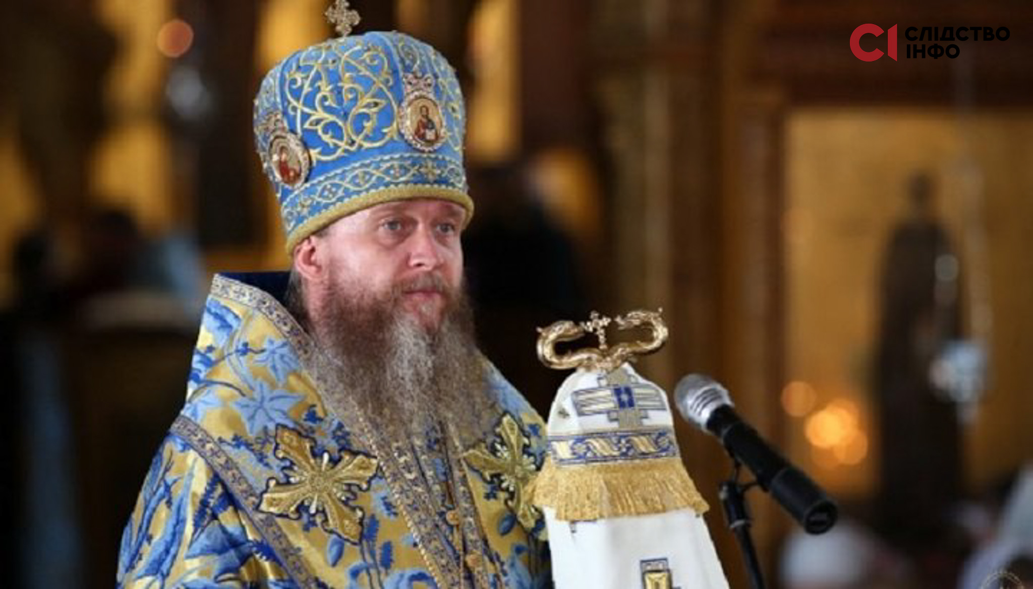 На фото священник РПЦ в Україні біля мікрофону