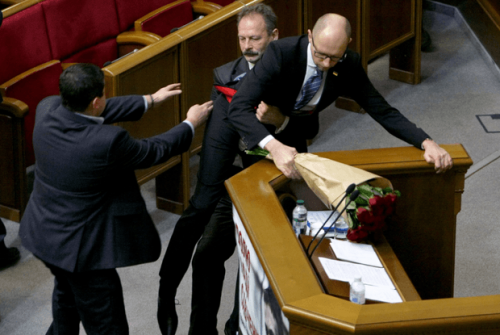 Максим Бурбак поспішає на допомогу