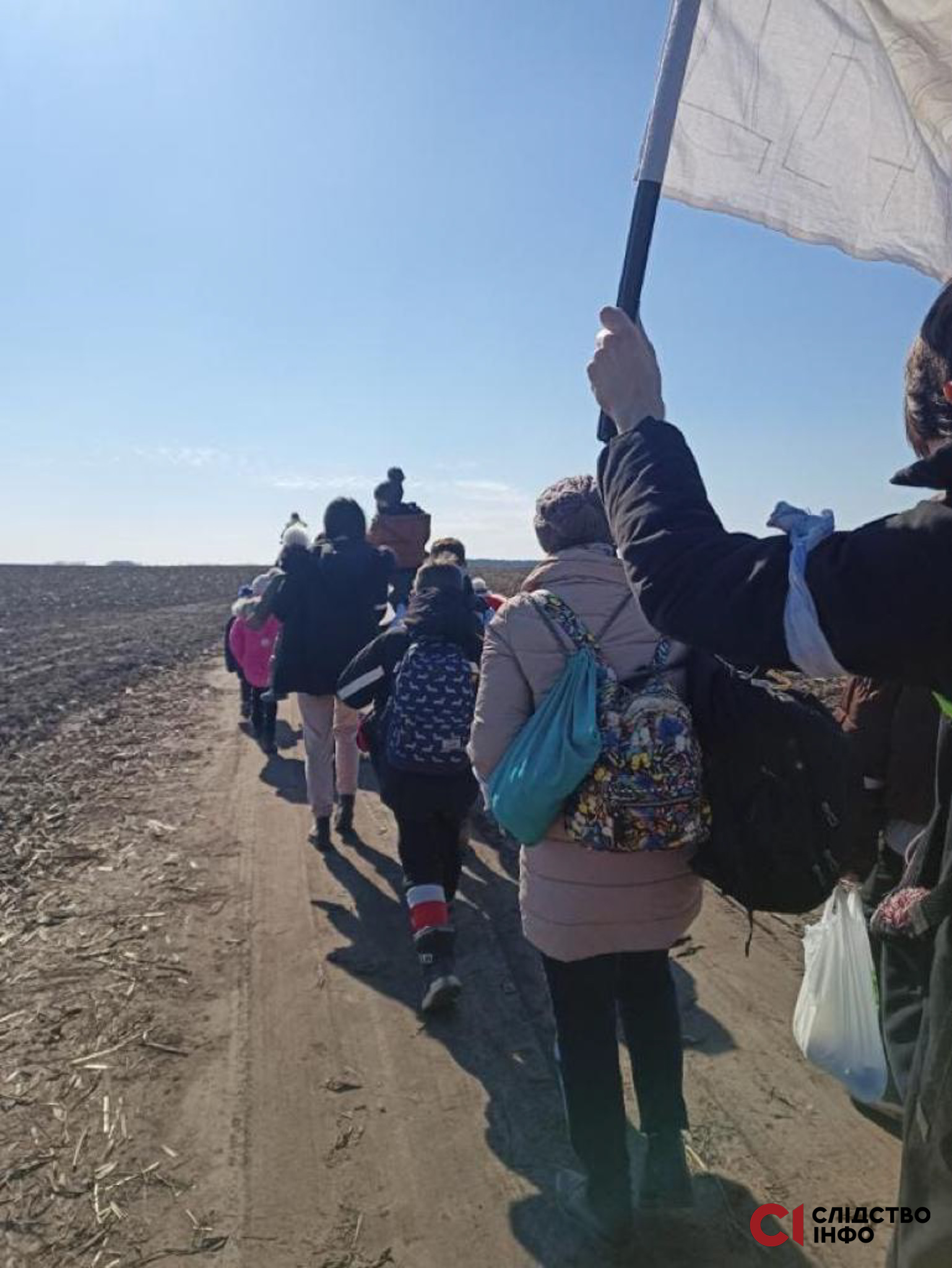 Діти переходять поле із зав’язаними очима / фоно надані Лізою