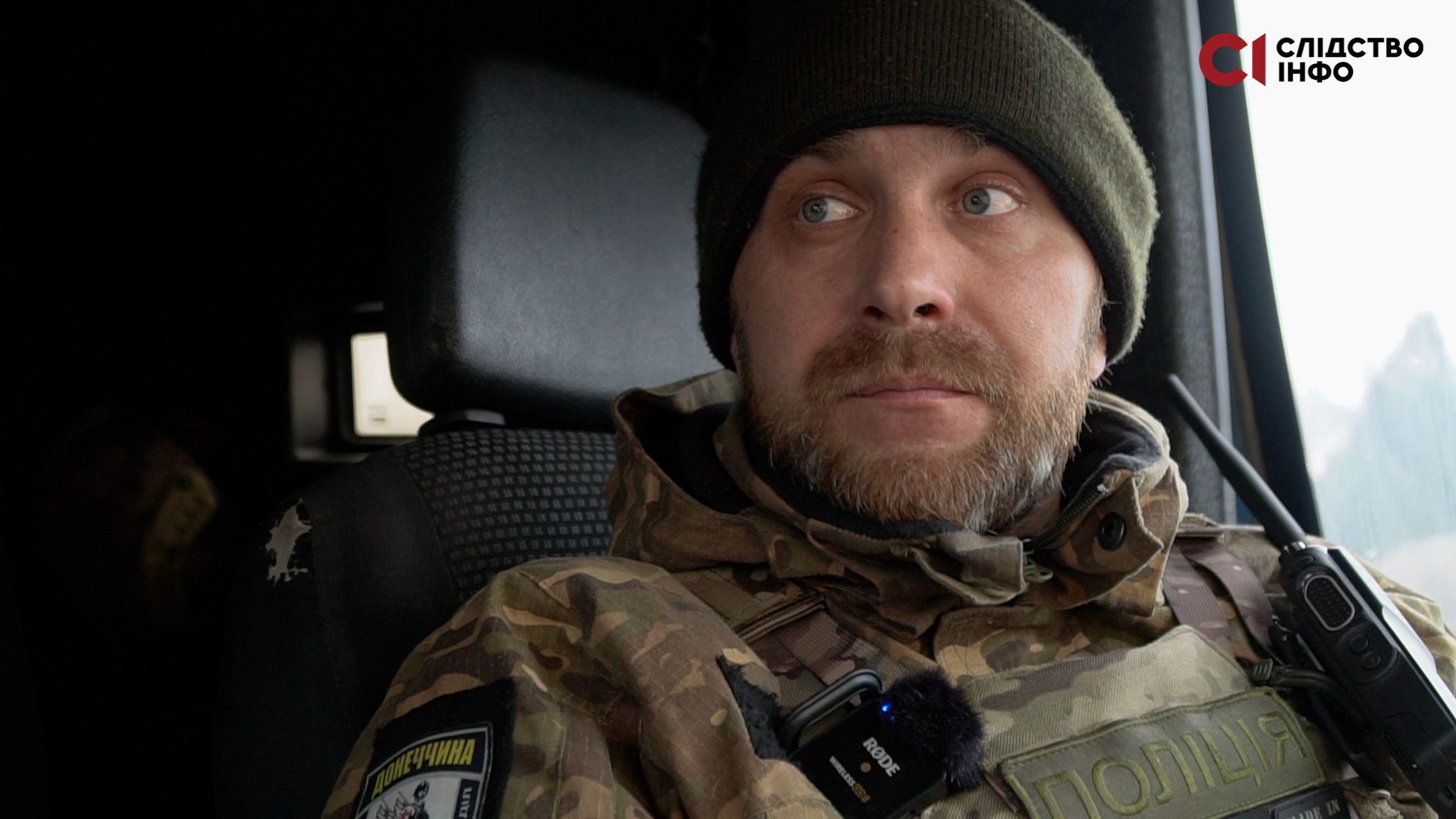 Чоловік у військовій формі сидить у авто