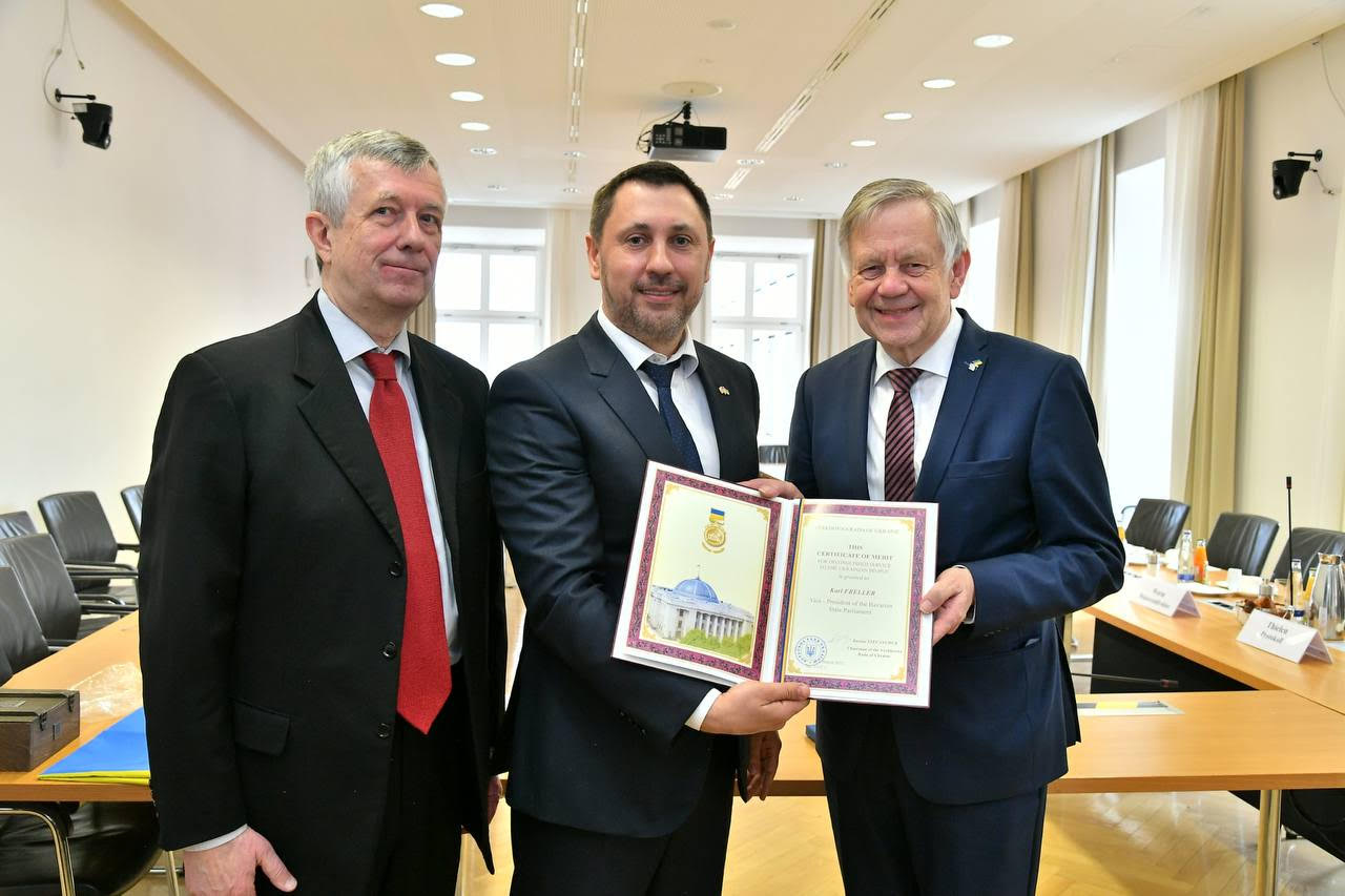 Андрій Стріхарський, Карл Веллер