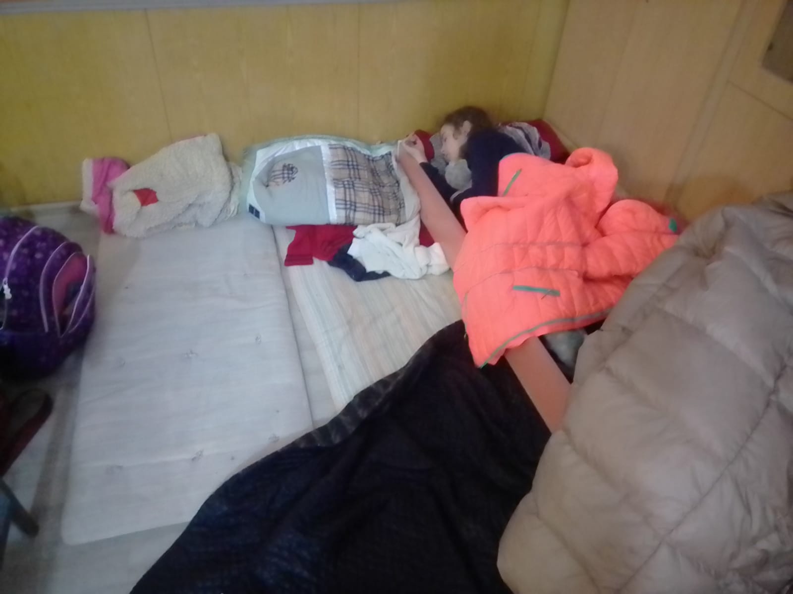 Місце, де спали Олена, її донька та мама у фільтраційному таборі в Безіменному / Фото надане Оленою