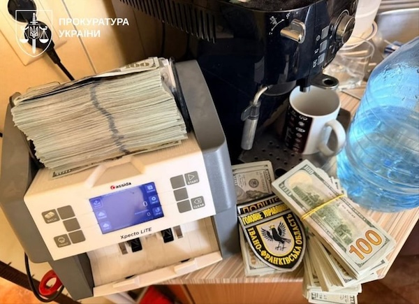 порностудії, порно, порноскандал, вебкам, МВС, СБУ, Івано-Франківськ, Сергій Безпально, ГУНП, Володимир Яцюк, Тернопіль, Ілля Гулюватий, обшук
