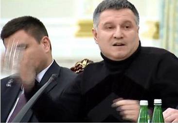 Арсен Аваков кинув у Саакашвілі стакан з водою за публічно виголошену підозру у корупції. Що тепер і в кого буде кидати міністр внутрішніх справ?