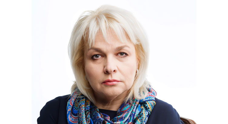 Фото білявої жінки середнього віку на білому фоні