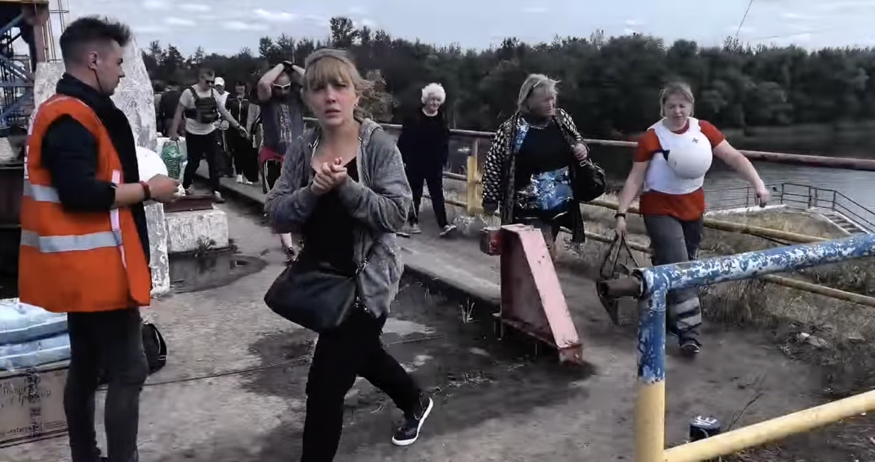Евакуація людей через дамбу на Харківщині / скріншот з відео