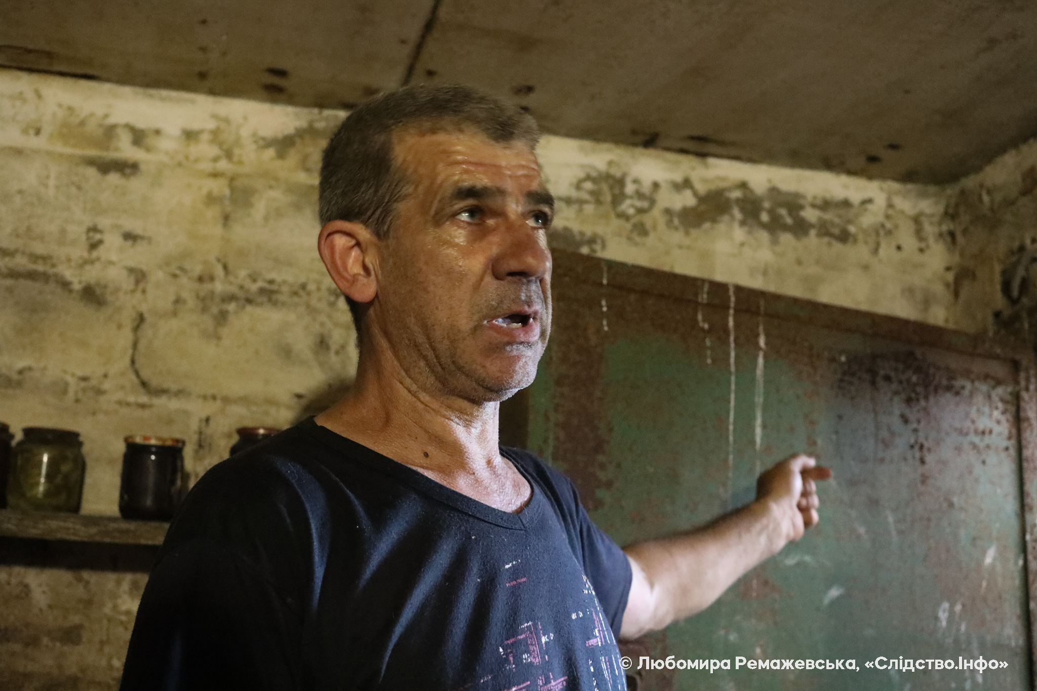 Мешканець Мироцького Ігор показує підвал, де разом із родиною провів понад місяць російської окупації