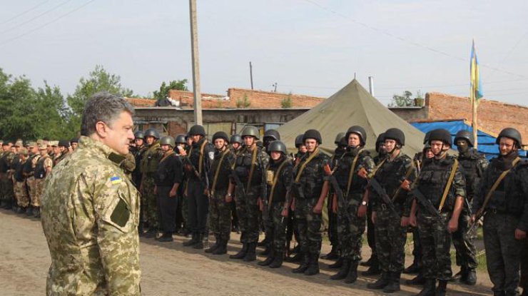 petru-poroshenko-predstavjat-novuju-kontseptsiju-uniformy_rect_bf0595c3e81f322b8e3022df6b0a5bb8