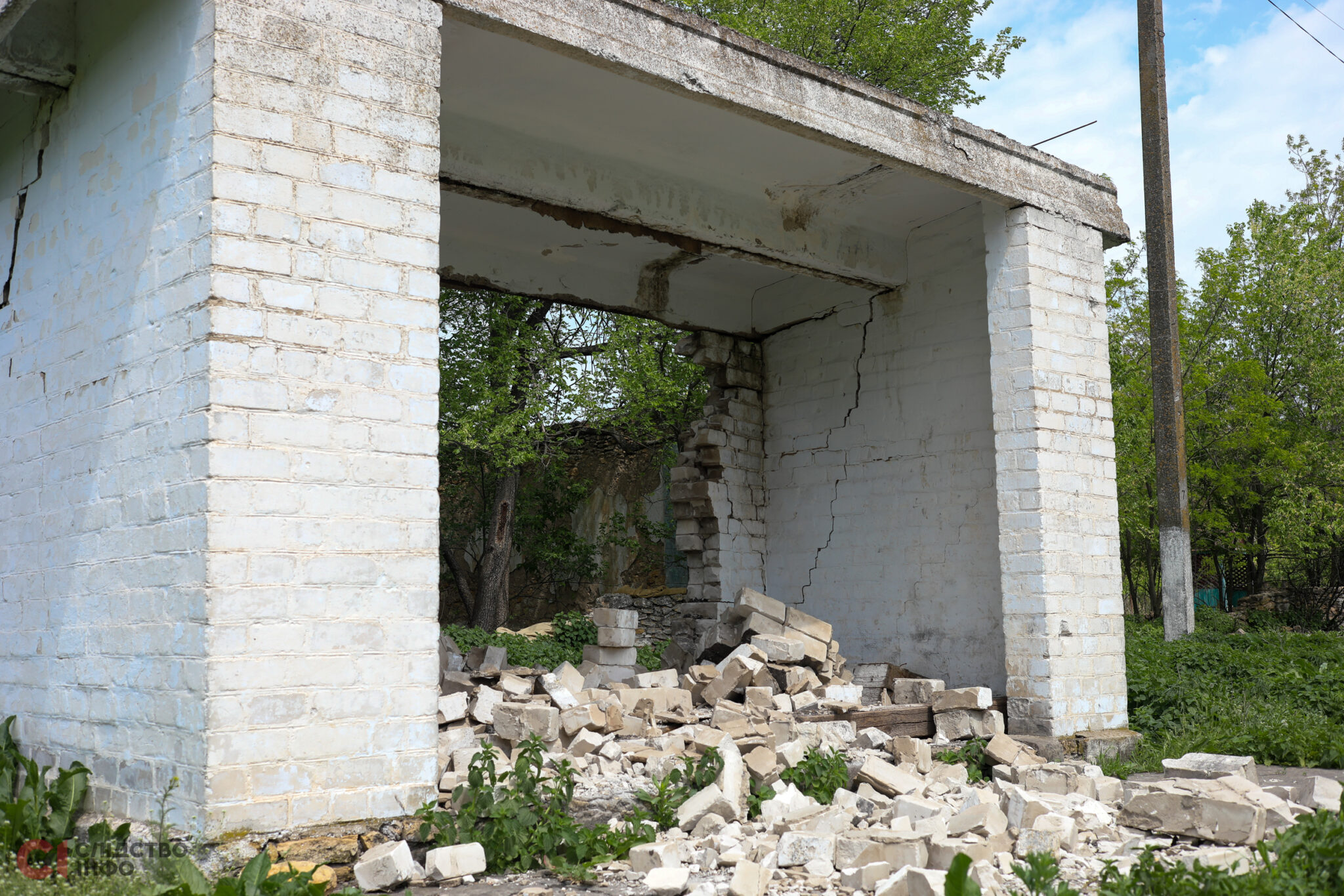 Зупинка транспорту на Херсонщині, зруйнована вистрілом з російського танку
