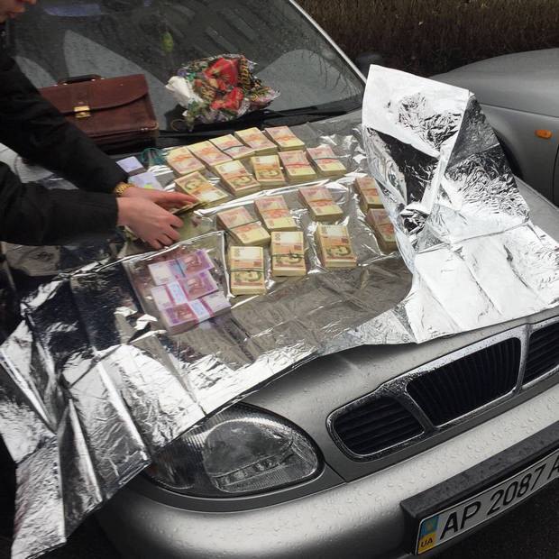 Тиловика Нацгвардії було затримано під час отримання цього хабара від постачальників консервів.