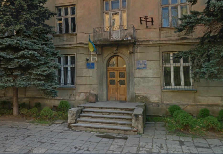Вже досить пошарпаним виглядає і Франківський райсуд міста Львова, який нещодавно «прославила» кандидат у судді Тамара Мартьянова, котра любить позувати у прозорих сукнях та в саун