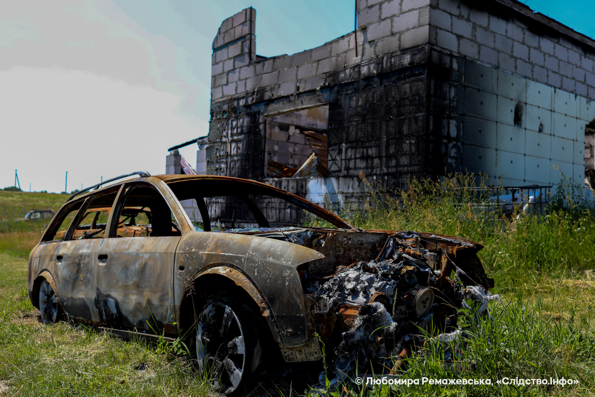 Попри спалену автівку і пошкоджений будинок, Ларисі і Олександру владося покинути окуповане росіянами Мироцьке на Київщині