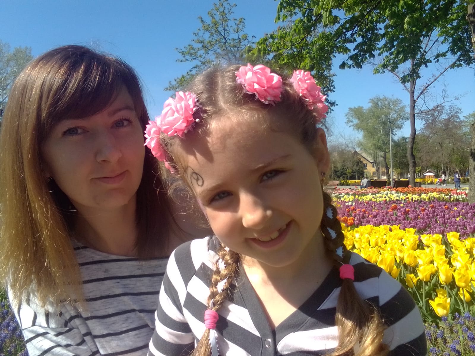 Олена з донькою Ольгою у парку Веселка в Маріуполі у травні 2021 / Фото надане Оленою