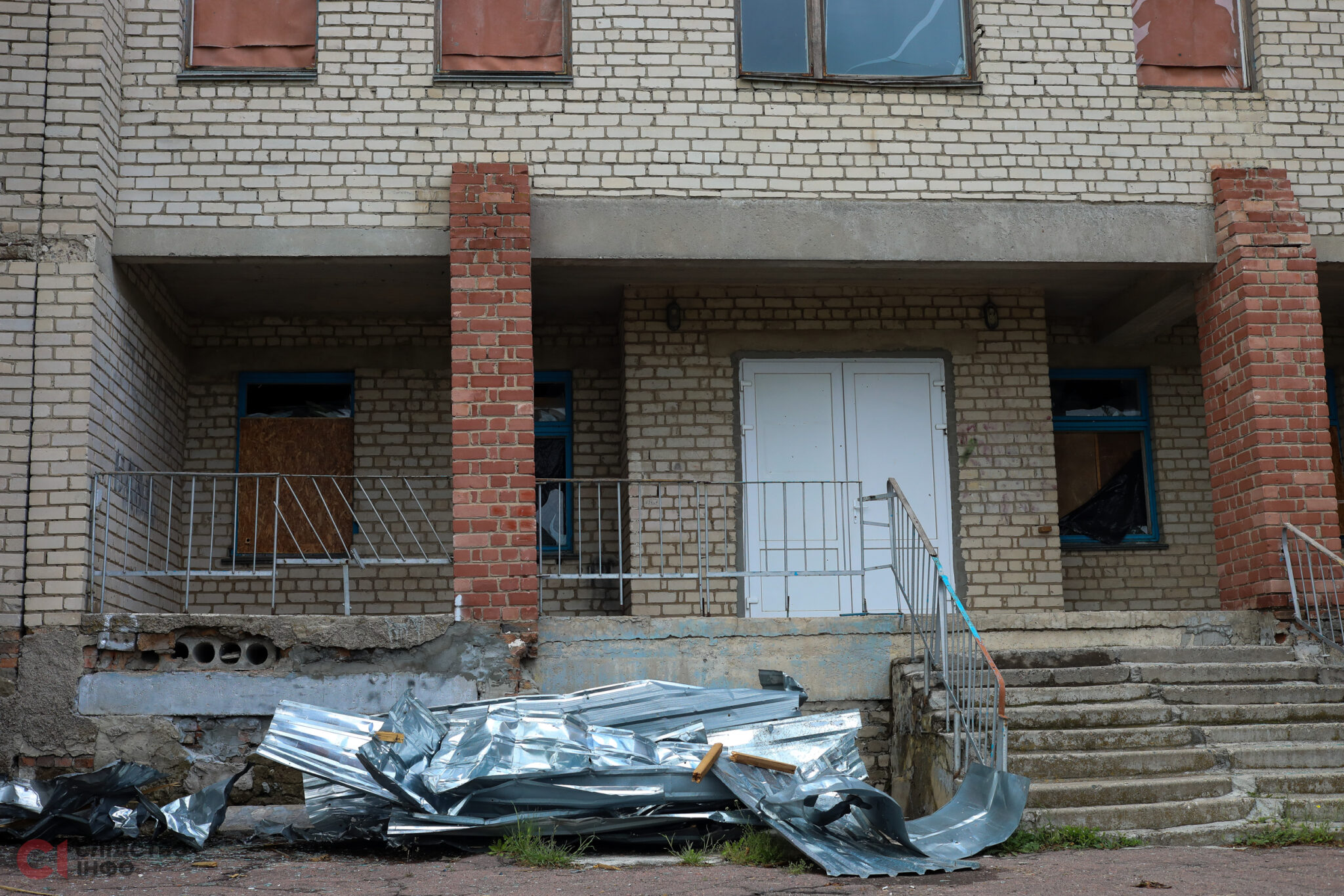 Залишки даху школи поруч з будівлею у Нововоронцовці, Херсонська область