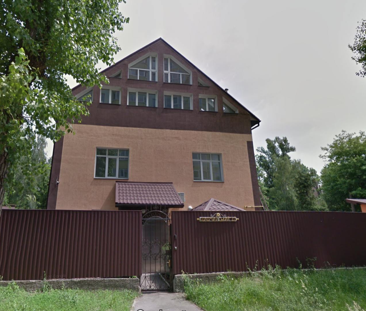 Триповерховий будинок по провулку Коломийський 20 у Києві із парканом коричневого кольору, в якому розташований офіс приватної фірми «Петро Великий»