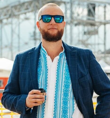 Андрій Ставніцер у вишиванці