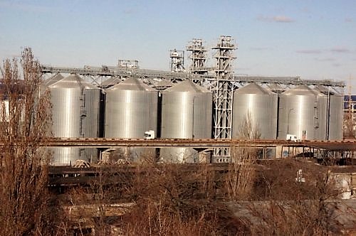 Зерновий термінал у самому центрі Одеси. Вид з приморського бульвару