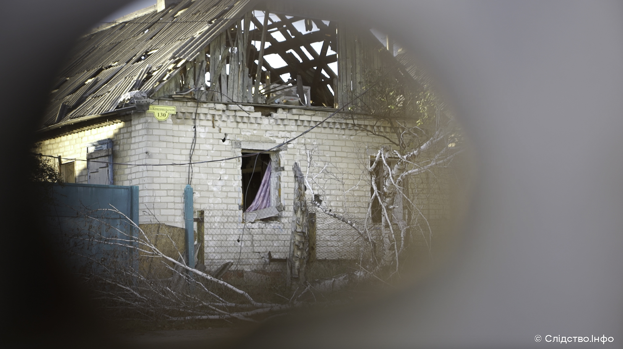 Один зі зруйнованих обстрілами будинків у Святогірську
