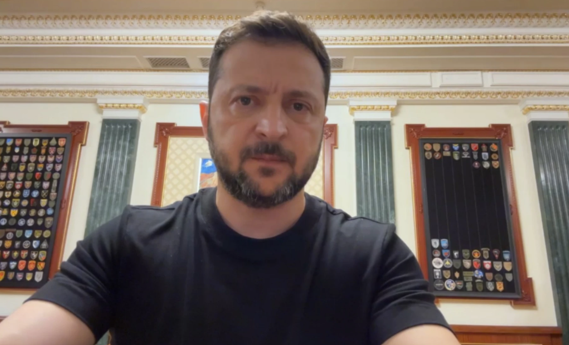 Володимир Зеленський під час звернення до українців