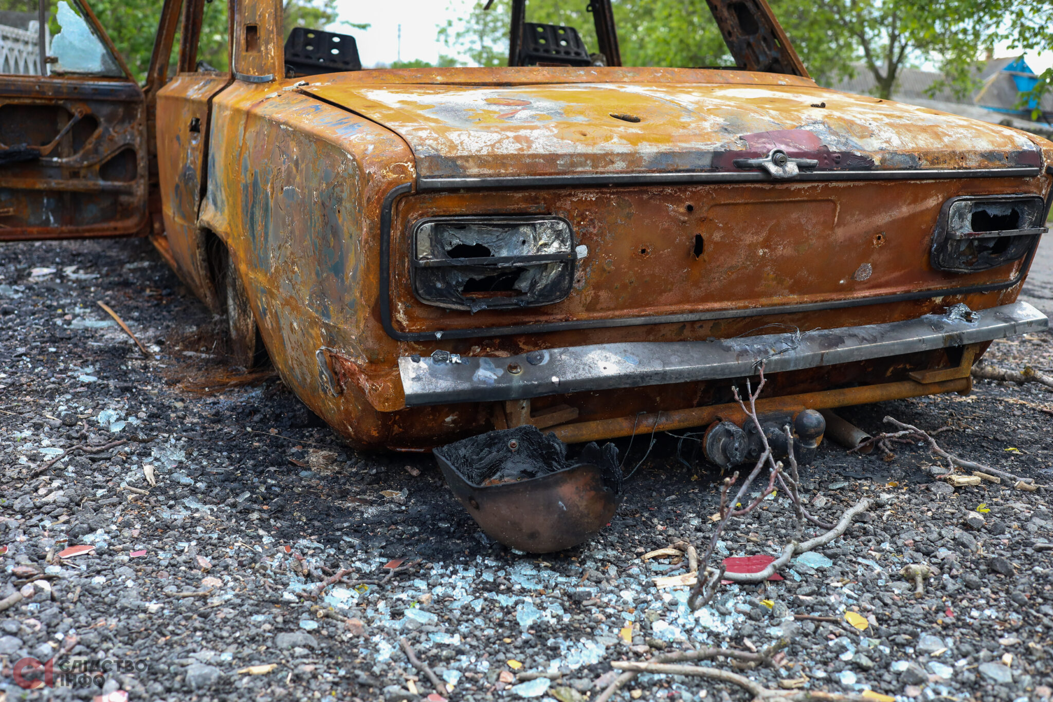 Каска поруч з автомобілем, яка врятувала життя військовому, Нововоронцовка, Херсонська область