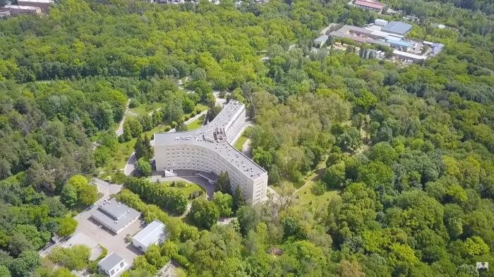 Будівля Центру реабілітаційної медицини та її території