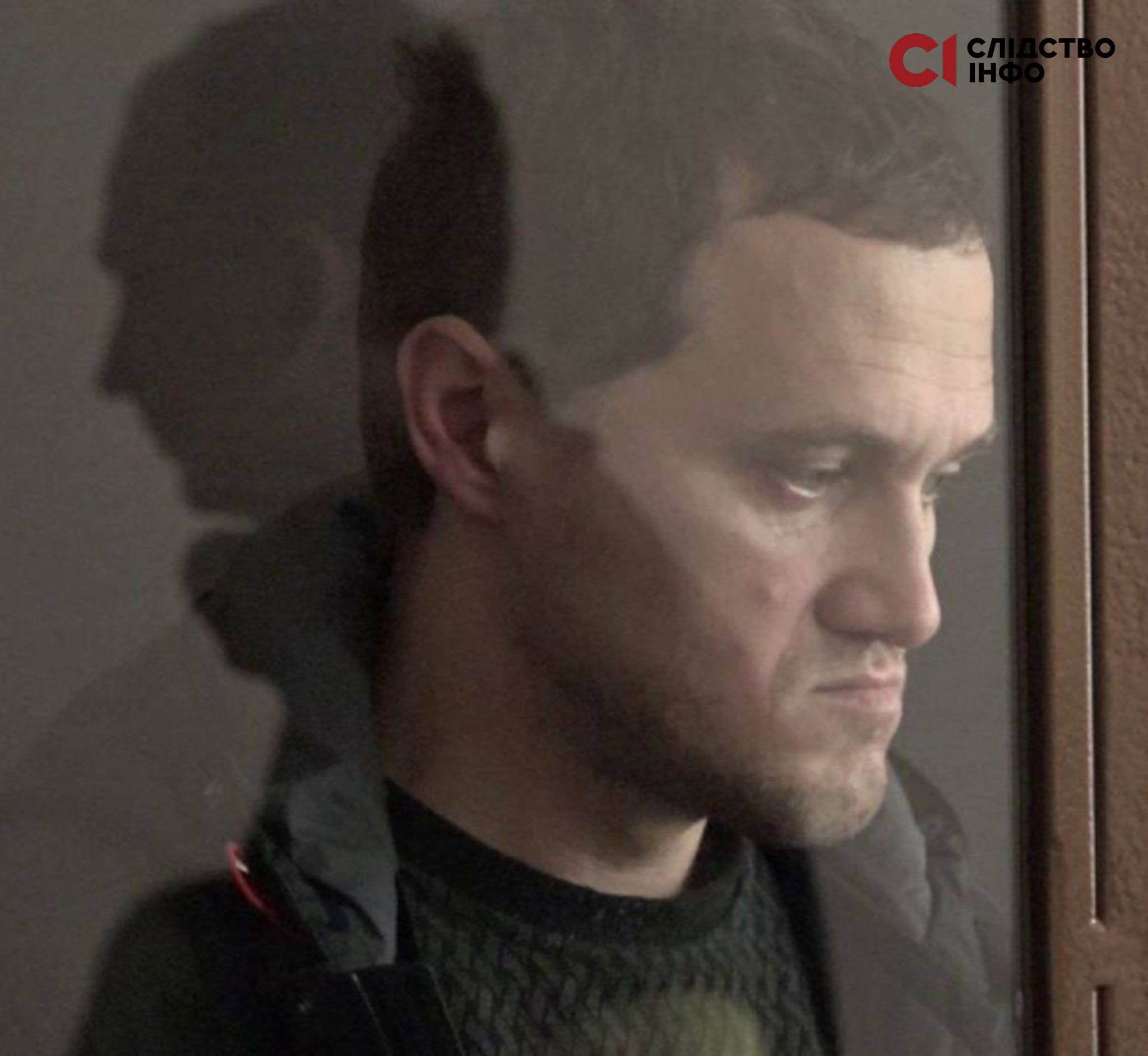 Профіль чоловіка з опущеними очима за склом