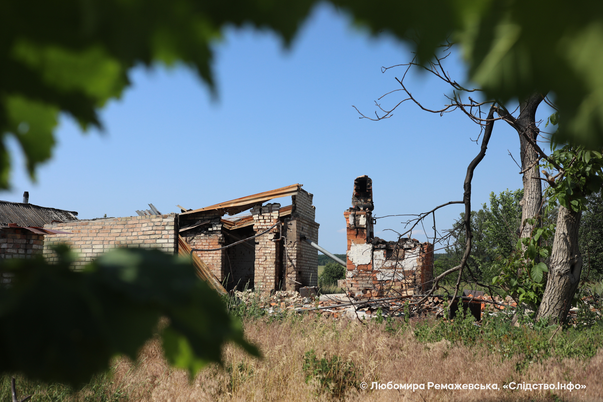 Зруйнований будинок у селі на Київщині, в який влучив російський снаряд. Тут загинув чоловік