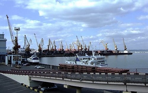 Усі портові склади, причали, термінали, крани, допоміжний транспорт тощо віддані в оренду