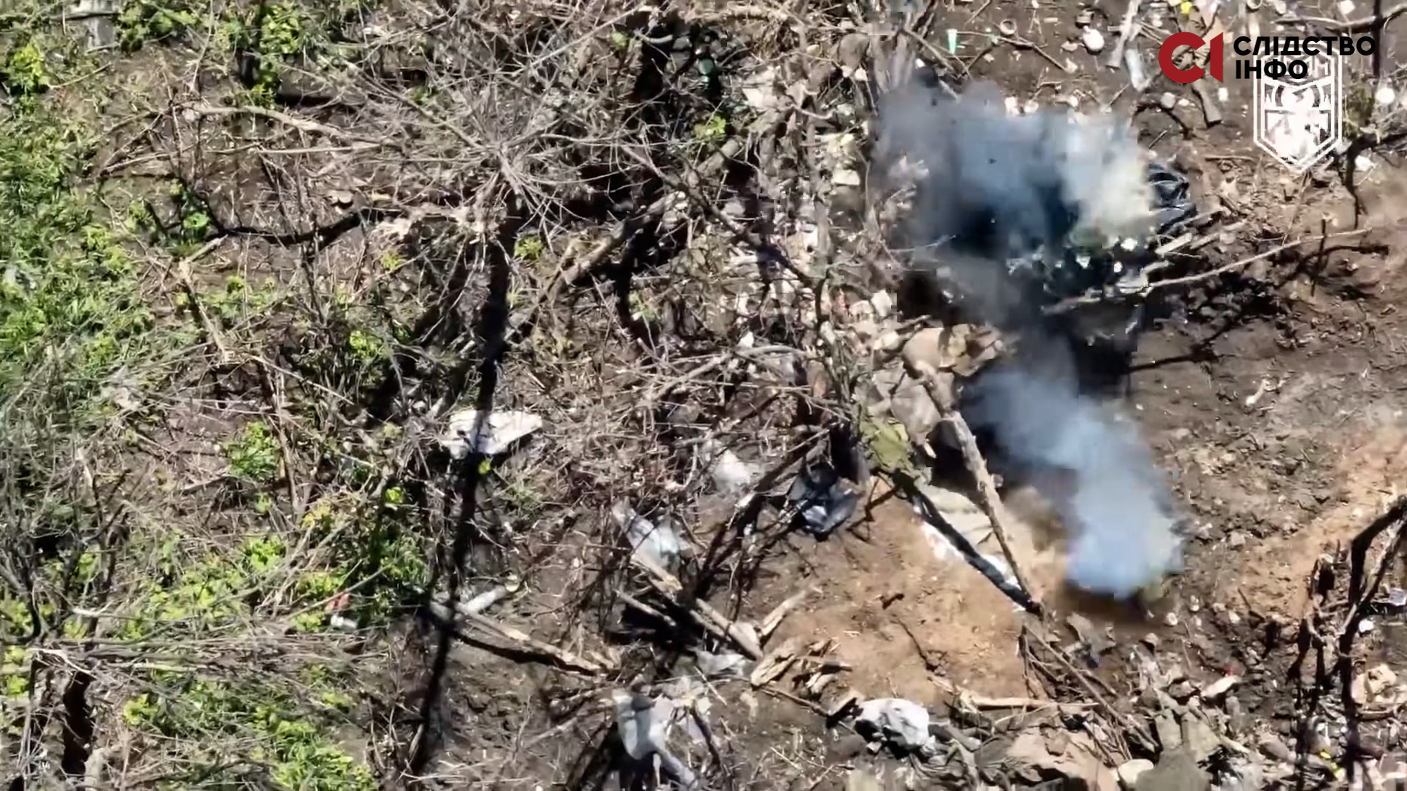 На фото окопи російських військових, зняті з польоту дрона. В окопі задимлення від роботи ЗСУ