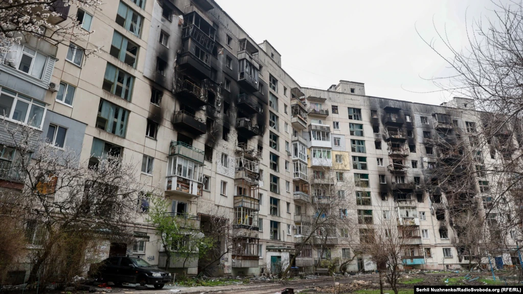 Пошкоджені російськими обстрілами багатоквартирні житлові будинки Сєвєродонецька