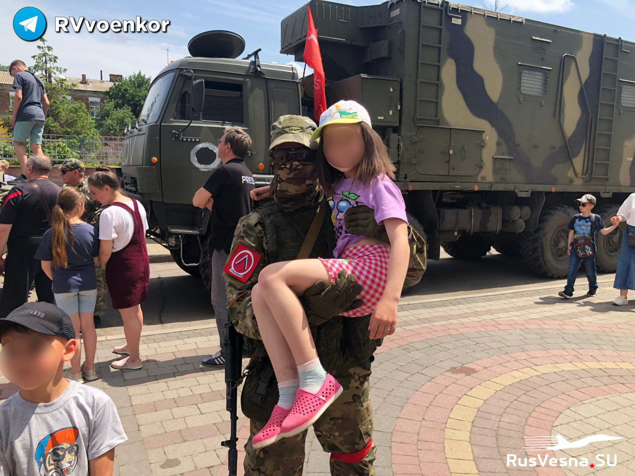Російські військові фотографуються з дітьми на фоні російської техніки/Телеграм «Купянск Zа Мир!»