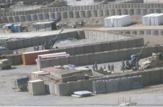 Усі блоки «Hesco», що потрапили на цей кадр (довкола пуушок, довкола усієї бази), коштують менше $100 тисяч.