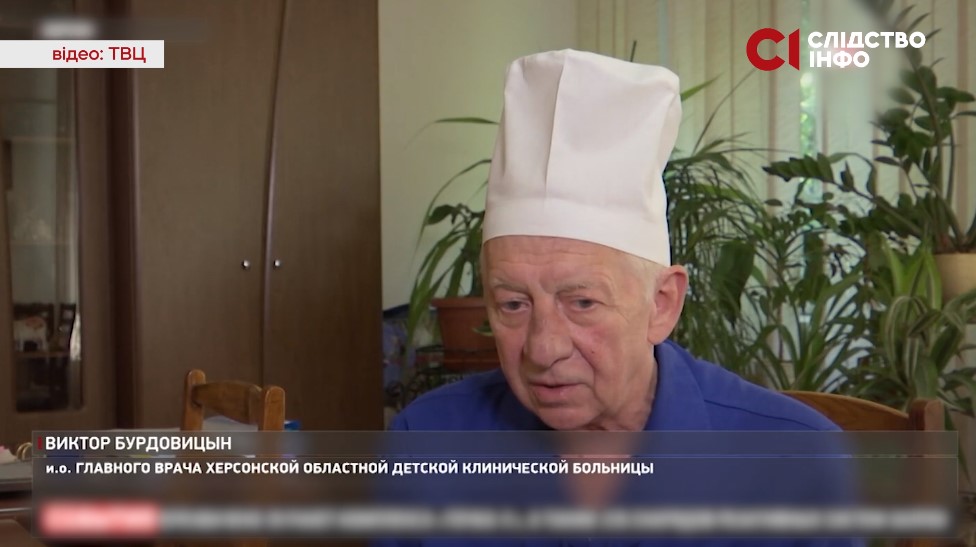 На фото 70-річний лікар у синьому халаті й білому головному уборі