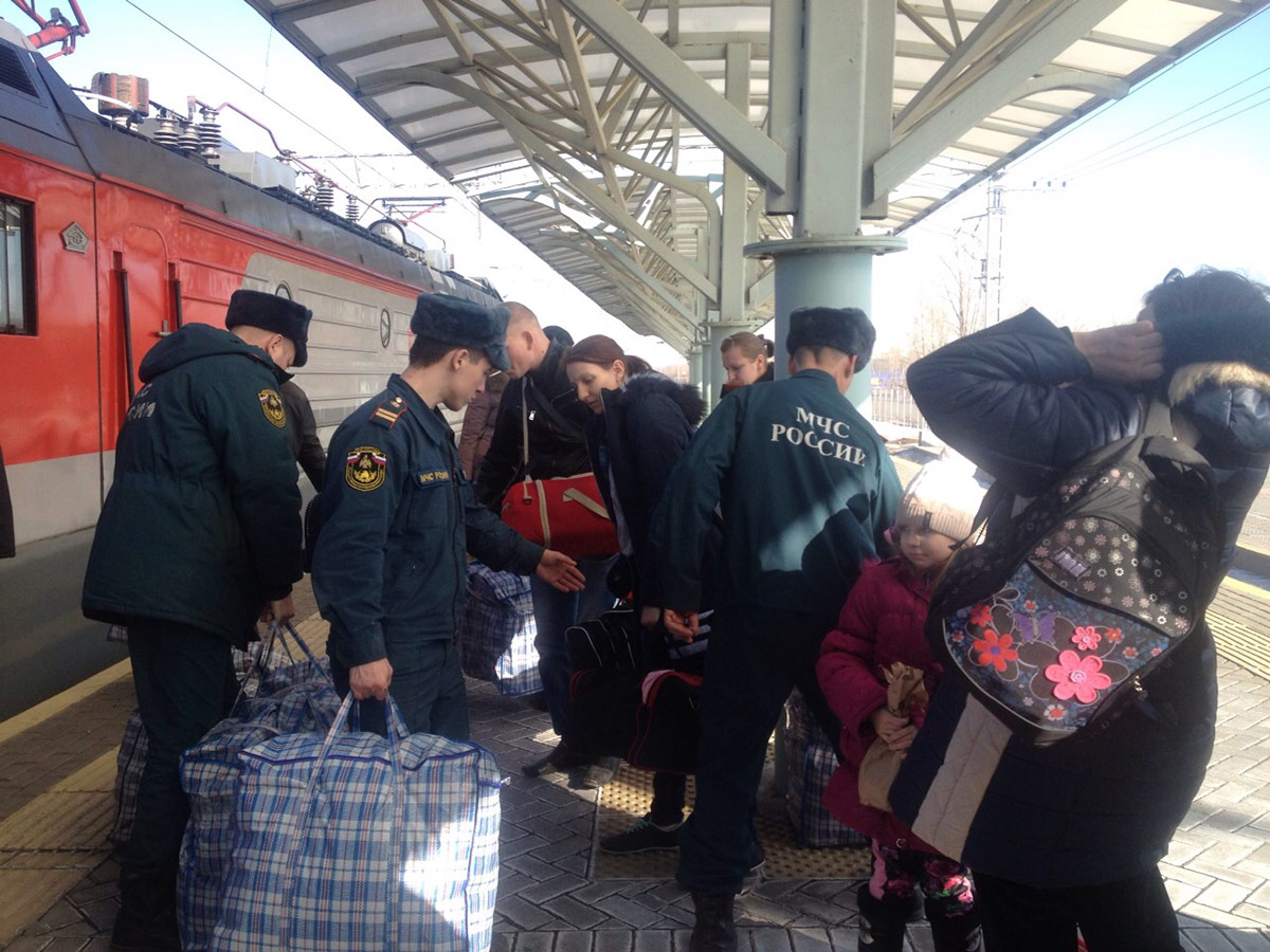 На фото, опублікованому адміністрацією Казані, видно, як люди з України прибувають потягом і їх зустрічають працівники МНС Росії / Адміністрація Казані