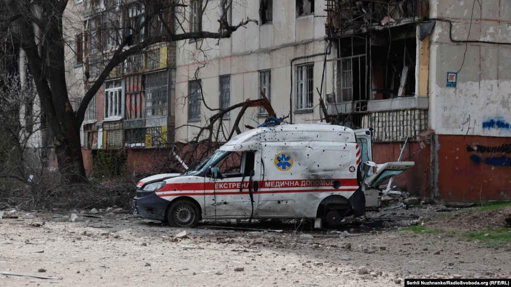 Машина швидкої допомоги, яка знищена обстрілами російських військових на вулиці Сєвєродонецька на Луганщині