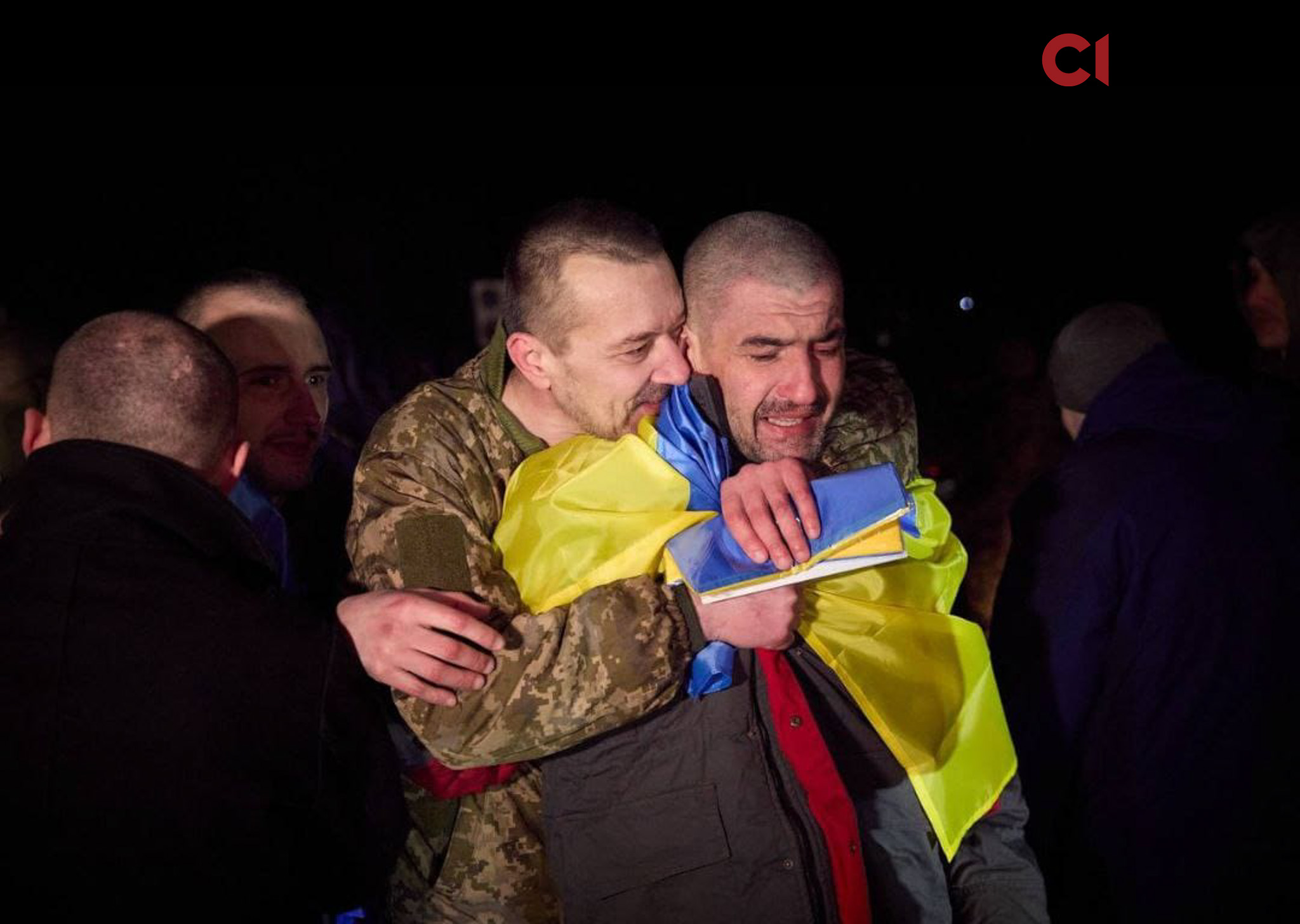 Сергій «Каспер» під час звільнення з полону (на фото ліворуч). Чоловік схуд на 40 кг