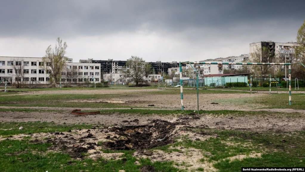 Шкільний стадіон у Сєвєродонецьку Луганської області після російських обстрілів